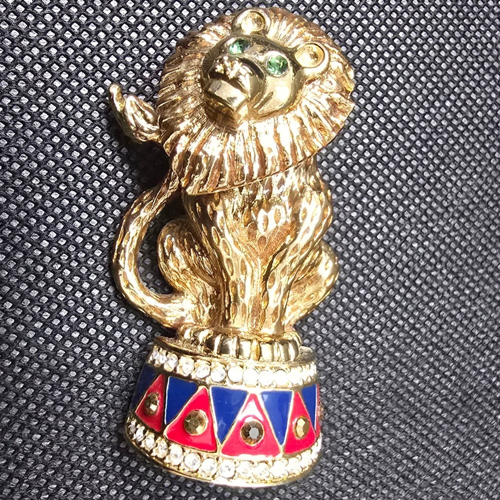 St. John Gold Tone Circus Lion Brooch Pin Green Eyes Pedestal